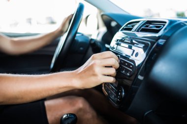 Adam arabanın içinde otururken parmak ile aracınıza dokunmadan Close-up.