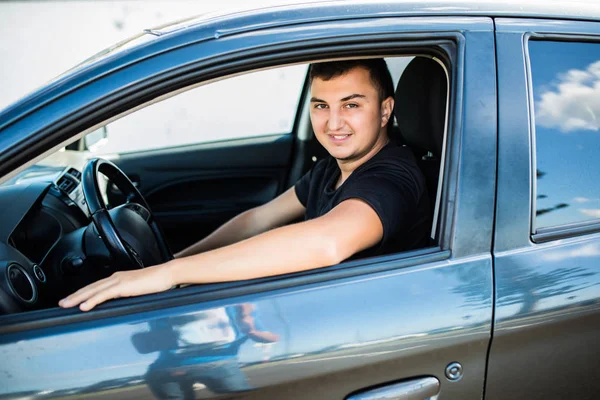 Montar Coche Nuevo Joven Guapo Conduciendo Coche Sonriendo — Foto de Stock