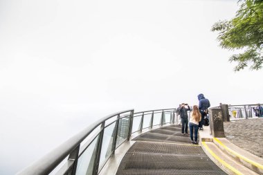Temmuz, 2018 - Madeira, Portekiz. Cabo Girao geçit - cabo Girao Cliff Madeira Adası üzerinde yer alan Avrupa'nın en yüksek cliff gökyüzünde. Portekiz