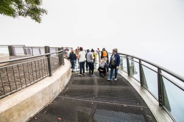 Temmuz, 2018 - Madeira, Portekiz. Cabo Girao geçit - cabo Girao Cliff Madeira Adası üzerinde yer alan Avrupa'nın en yüksek cliff gökyüzünde. Portekiz
