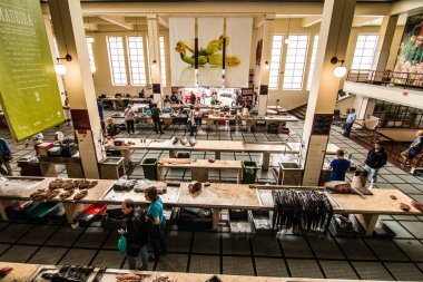 Funchal, Portekiz - Temmuz, 2018: sebze pazarı ünlü Mercado DOS Funchal, Madeira, Portekiz başkenti, Lavradores gelen turist