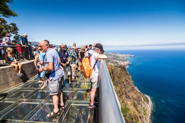 Madeira, Portekiz - Temmuz, 2018: Cabo Girao, Madeira, gökyüzünde. Aşağı Atlantik Okyanusu göster