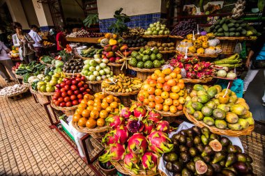 Çok taze ve olgun egzotik meyve üzerinde geleneksel çiftçi pazar Mercado dos Lavradores, Funchal, Madeira, Portekiz