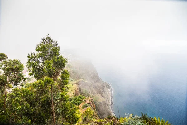 Cabo Girao 马德拉岛 查看从最高的悬崖上的欧洲朝丰沙尔 — 图库照片