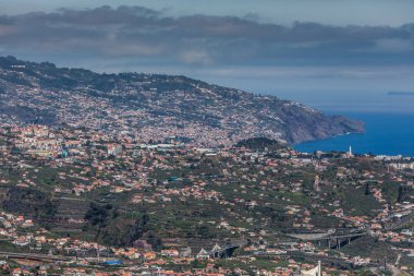 Etkileyici dağ Cabo Girao - kasaba Camara de Lobos görünümünden