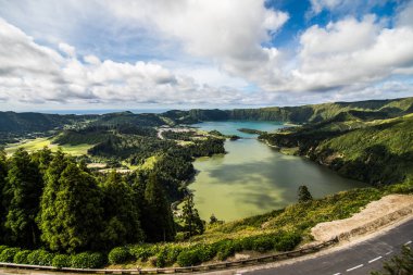 Lagün yedi şehirler Portekizce havadan görünümü: Lagoa das Sete Cidades, üzerinde Azorean Adası, Sao Miguel Atlantik Okyanusu'nda bulunan.