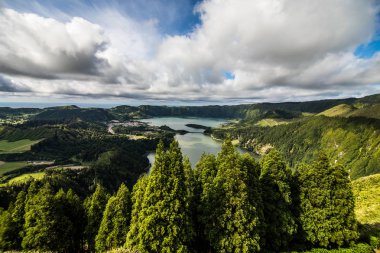 Lagoa görüntüsünü oluşturma das Vista'dan alınan Sete Cidades Gölü yapmak Rei Sao Miguel Island, Azores, Portekiz.