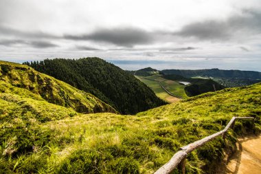 Sete Cidades, Azores, Portekiz göller bir görünüm için yürüyüş yolu
