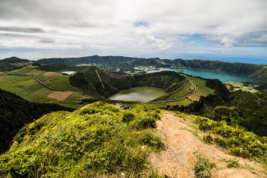 Panoramik manzara üç şaşırtıcı gölet, Lagoa de Santiago, Rasa ve lagoa Azul, Lagoa yedi şehirler bakan.