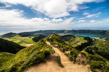 Sete Cidades, Azores, Portekiz göller bir görünüm için yürüyüş yolu
