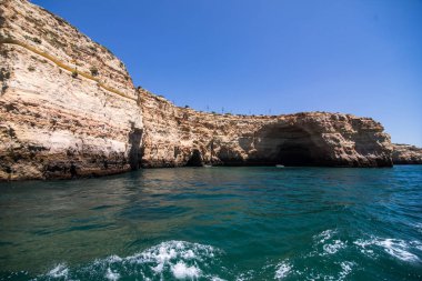 Kaya, uçurumlar ve okyanus manzara sahilinde Aalgarve, Portekiz