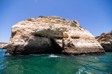 Kaya, uçurumlar ve okyanus manzara sahilinde Aalgarve, Portekiz