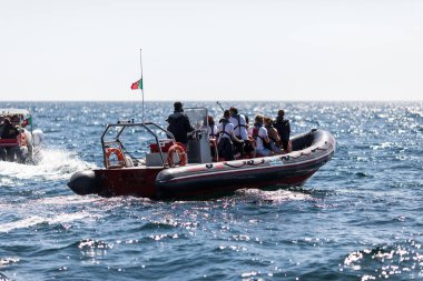 Albufeira, Portekiz - Haziran, 2018: yunus izlerken deneyimi tekne Albufeira Sahil tarafından yüzme bayağı şişe burunlu yunus.