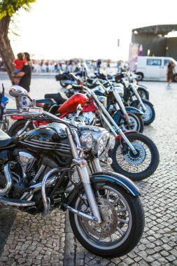 Faro, Portekiz - Temmuz, 2018: motosiklet geçit sokaklarda Uluslararası Motosiklet toplantı Faro, Portekiz.