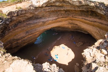 Algarve, Portekiz - Temmuz 2018: Carvoeiro, popüler bir turistik içinde plaj Benagil mağara dünyanın en güzel plajlarından biri olarak kabul.