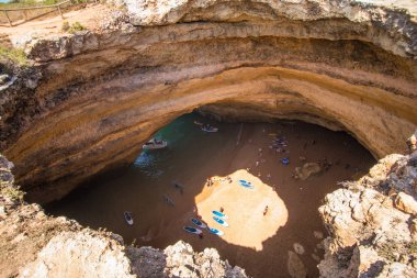 Algarve, Portekiz - Temmuz 2018: Carvoeiro, popüler bir turistik içinde plaj Benagil mağara dünyanın en güzel plajlarından biri olarak kabul.