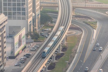Bir trafik sıkışıklığı içinde Dubai, Türkiye içinde çok sayıda otomobil üstten görünüm