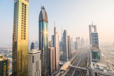 Dubai, Birleşik Arap Emirlikleri - Ekim, 2018. Dubai gökdelen günbatımı üzerinde manzarası ve şehir merkezinde. Modern mimarisi ile highrise binalar üzerinde dünya ünlü metropolis Birleşik Arap Emirlikleri