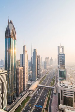 Dubai, Birleşik Arap Emirlikleri - Ekim, 2018. Dubai gökdelen günbatımı üzerinde manzarası ve şehir merkezinde. Modern mimarisi ile highrise binalar üzerinde dünya ünlü metropolis Birleşik Arap Emirlikleri