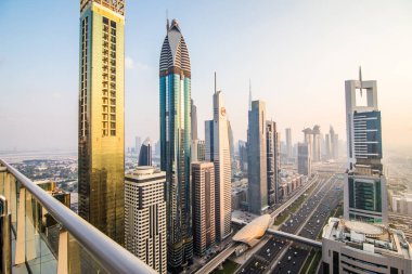 Dubai şehir silüetinin günbatımı zamanında, Birleşik Arap Emirlikleri