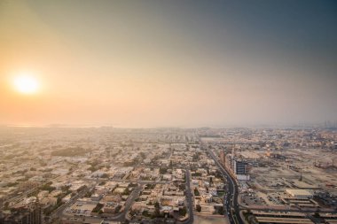 Dubai, Birleşik Arap Emirlikleri - Ekim, 2018. Güneşli bir günde, Birleşik Arap Emirlikleri Dubai şehrin havadan görünümü