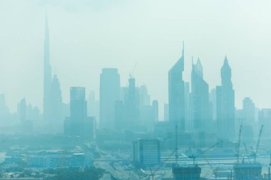 Dubai, Birleşik Arap Emirlikleri - Ekim, 2018. Güzel manzarası kum toz tarafından çevrili bir Dubai.