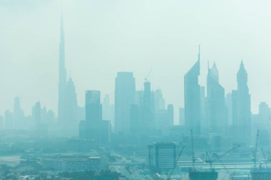 Dubai, Birleşik Arap Emirlikleri - Ekim, 2018. Güzel manzarası kum toz tarafından çevrili bir Dubai.
