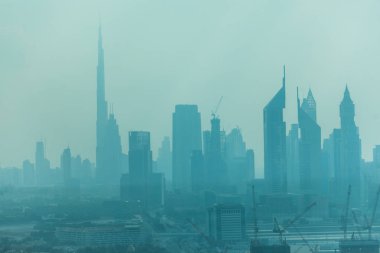 Dubai, Birleşik Arap Emirlikleri - Ekim, 2018. Güzel manzarası kum toz tarafından çevrili bir Dubai.