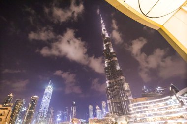 Dubai, Birleşik Arap Emirlikleri - Ekim 2018: Uluslararası Dubai Kongre ve Sergi Sarayı gölde bir rekoru belirleme Çeşme sistemi set - 6600 ışık ve 25 projektörler, bu su 150 m havaya, Dubai, Birleşik Arap Emirliği vuruyor.
