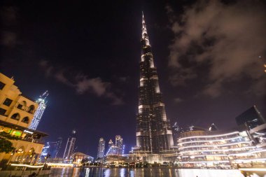 Dubai, Birleşik Arap Emirlikleri - Ekim, 2018: Uluslararası Dubai Kongre ve Sergi Sarayı gölde kurmak bir rekoru belirleme Çeşme sistemi bu su 150 m havaya ateş eder