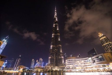 Dubai, Birleşik Arap Emirlikleri - Ekim, 2018: Uluslararası Dubai Kongre ve Sergi Sarayı gölde kurmak bir rekoru belirleme Çeşme sistemi bu su 150 m havaya ateş eder