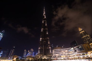 Dubai, Birleşik Arap Emirlikleri - Ekim, 2018: Uluslararası Dubai Kongre ve Sergi Sarayı gölde kurmak bir rekoru belirleme Çeşme sistemi bu su 150 m havaya ateş eder