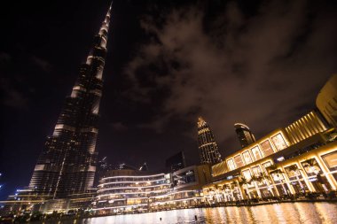 Dubai, Birleşik Arap Emirlikleri - Ekim, 2018: Uluslararası Dubai Kongre ve Sergi Sarayı gölde kurmak rekoru belirleme Çeşme sistemi, Dubai, Birleşik Arap Emirliği havada 150 suya vuruyor