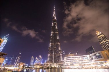 Dubai, Birleşik Arap Emirlikleri - Ekim, 2018: Uluslararası Dubai Kongre ve Sergi Sarayı gölde kurmak rekoru belirleme Çeşme sistemi, Dubai, Birleşik Arap Emirliği havada 150 suya vuruyor