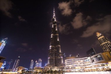 Dubai, Birleşik Arap Emirlikleri - Ekim, 2018: Uluslararası Dubai Kongre ve Sergi Sarayı gölde kurmak rekoru belirleme Çeşme sistemi, Dubai, Birleşik Arap Emirliği havada 150 suya vuruyor