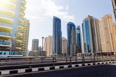 Gün batımı, metro Üstgeçit ile raylar, Birleşik Arap Emirlikleri Dubai şehir, modern şehir