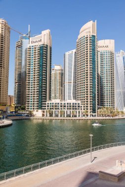 Gün batımı, metro Üstgeçit ile raylar, Birleşik Arap Emirlikleri Dubai şehir, modern şehir