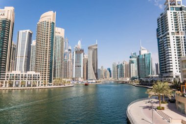 Gün batımı, metro Üstgeçit ile raylar, Birleşik Arap Emirlikleri Dubai şehir, modern şehir