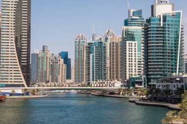 Gün batımı, metro Üstgeçit ile raylar, Birleşik Arap Emirlikleri Dubai şehir, modern şehir