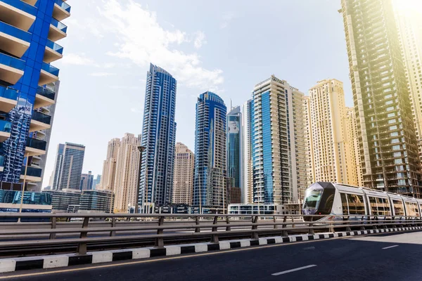 Gün Batımı Metro Üstgeçit Ile Raylar Birleşik Arap Emirlikleri Dubai — Stok fotoğraf