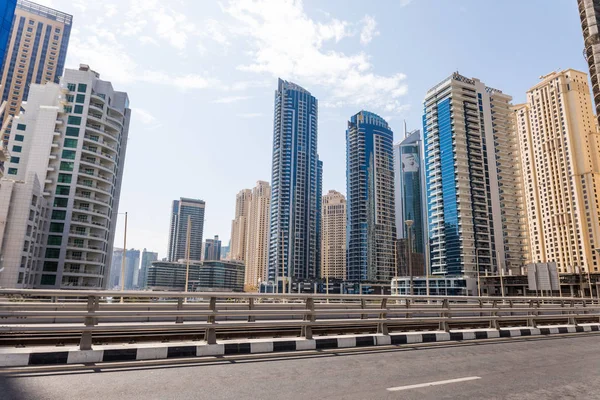 Gün Batımı Metro Üstgeçit Ile Raylar Birleşik Arap Emirlikleri Dubai — Stok fotoğraf