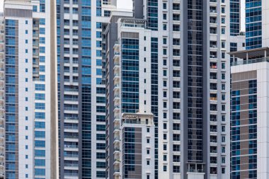 Dubai, Birleşik Arap Emirlikleri - Ekim 2018: Dubai, Birleşik Arap Emirlikleri Dubai Yat Limanı gündoğumu ışıkları parlayan modern gökdelenlerin görünüm.