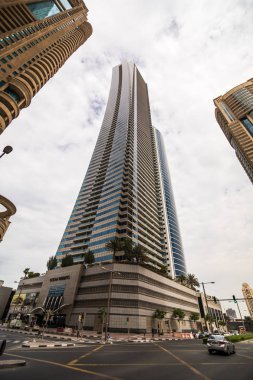 Gökyüzüne bakarken gökdelenler. Modern metropol.