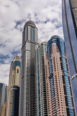 Dubai, Birleşik Arap Emirlikleri - Ekim, 2018: ve Dubai Marina lüks gökdelenler ile kanal