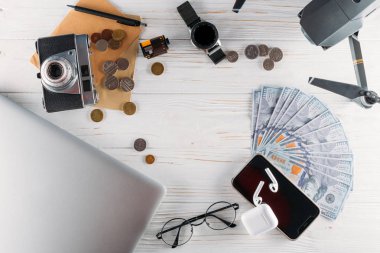 Arka planda seyahat için ayarla: lay düz para, kamera, casus uçak, telefon ve diğer aksesuarlar.