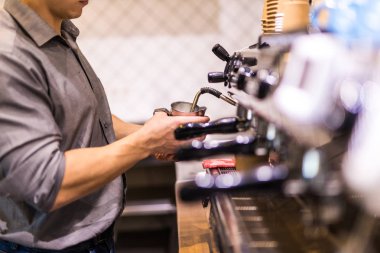 Barista kahve makinesi profesyonel bira espresso makinesi bir değirmeni.