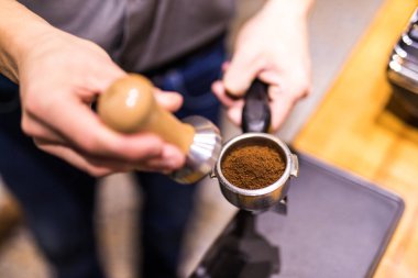Barista önünde bir kıyma makinesi espresso yapma yetkisi ve piston portafilter ile.