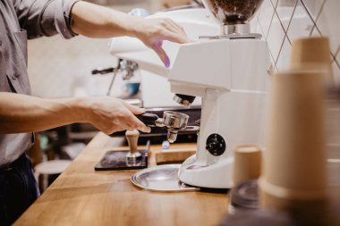 Tutkumuz senin için zevk izin. Bira kahve ekipmanları. Barista portafilter elinde tut. Barista kahve espresso Café brews.