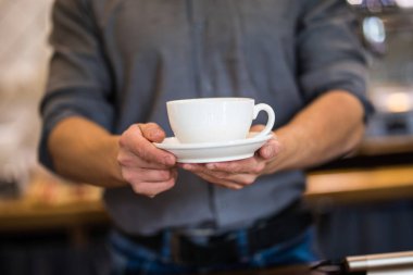 Barista kahvesinde cappuccino hazırlıyor.