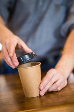 Bir barista kahve hazırlama Resim kırpılmış